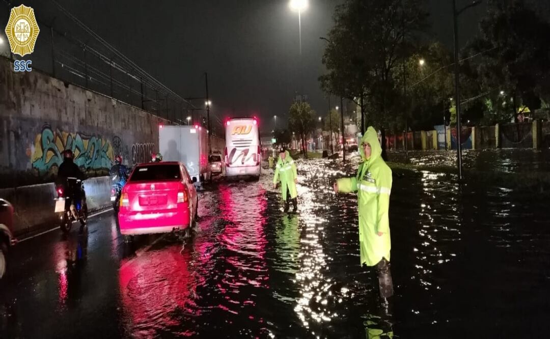 Lluvias provocan encharcamientos; policías de la SSC auxilian a automovilistas y liberan vialidades. Foto: Especial