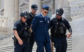Arrestan en el Capitolio a oficial de la Fuerza Aérea de EU; exige juicio político y destitución de Donald Trump y JD Vance