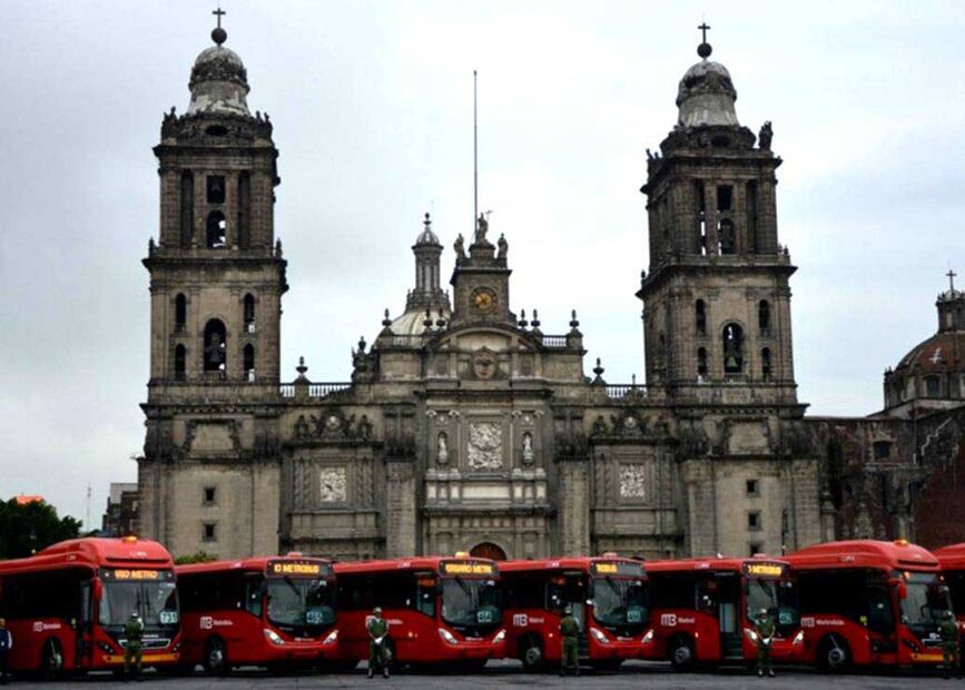 El entonces jefe de Gobierno de la Ciudad de México, Miguel Ángel Mancera Espinosa, dio el banderazo de salida a 38 autobuses biarticulados, articulados y de entrada baja con tecnología ambiental Euro V, los cuales reforzarían el servicio que en ese año recibían los usuarios del Sistema Metrobús, esto significó una inversión de 215 millones de pesos. 21 de junio de 2016. Foto: Cuartoscuro/ Especial.