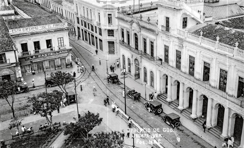 Una vista de la confluencia de la antigua calle de Belén y la calle Lucio Enríquez, tomada en 1930.  Fotos del libro de Xalapa, la eterna
