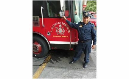Raúl Solano, bombero de la CDMX, festeja Día del Padre y 40 años de servicio