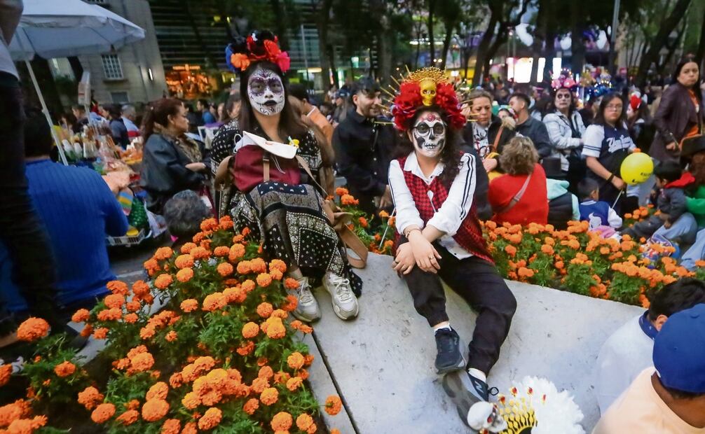 Los asistentes buscaron los mejores lugares para presenciar el desfile. Foto: Luis Camacho / EL UNIVERSAL