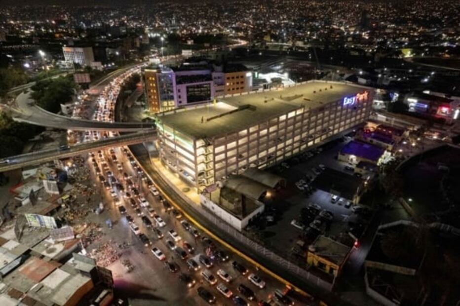Cientos arman filas en la frontera con EU ante reapertura de puentes