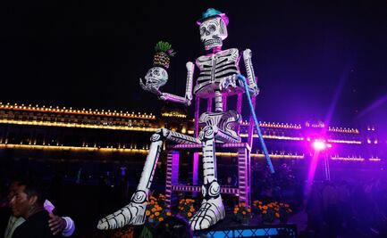 FOTOS Y VIDEO: Zócalo se llena de colores con iluminación decorativa por Día de Muertos; Clara Brugada inaugura Mega Ofrenda