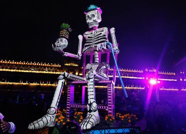 FOTOS Y VIDEO: Zócalo se llena de colores con iluminación decorativa por Día de Muertos; Clara Brugada inaugura Mega Ofrenda