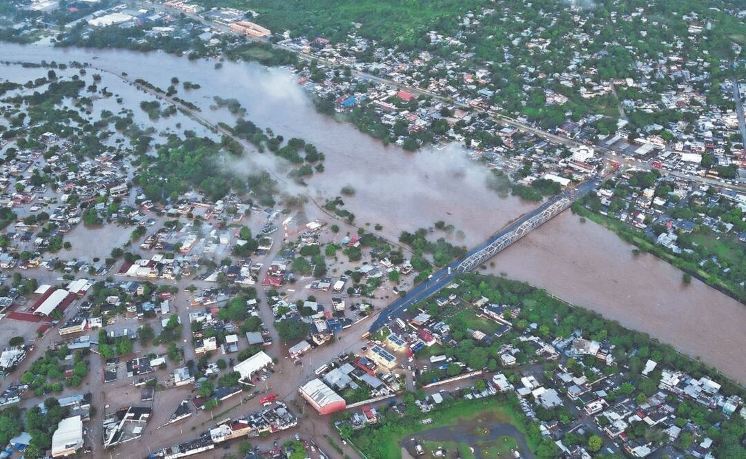 Graves inundaciones se registraron ayer por el desbordamiento del río Cazones debido a las intensas lluvias, lo que afectó diversas zonas de Poza Rica. Foto: de CUARTOSCURO