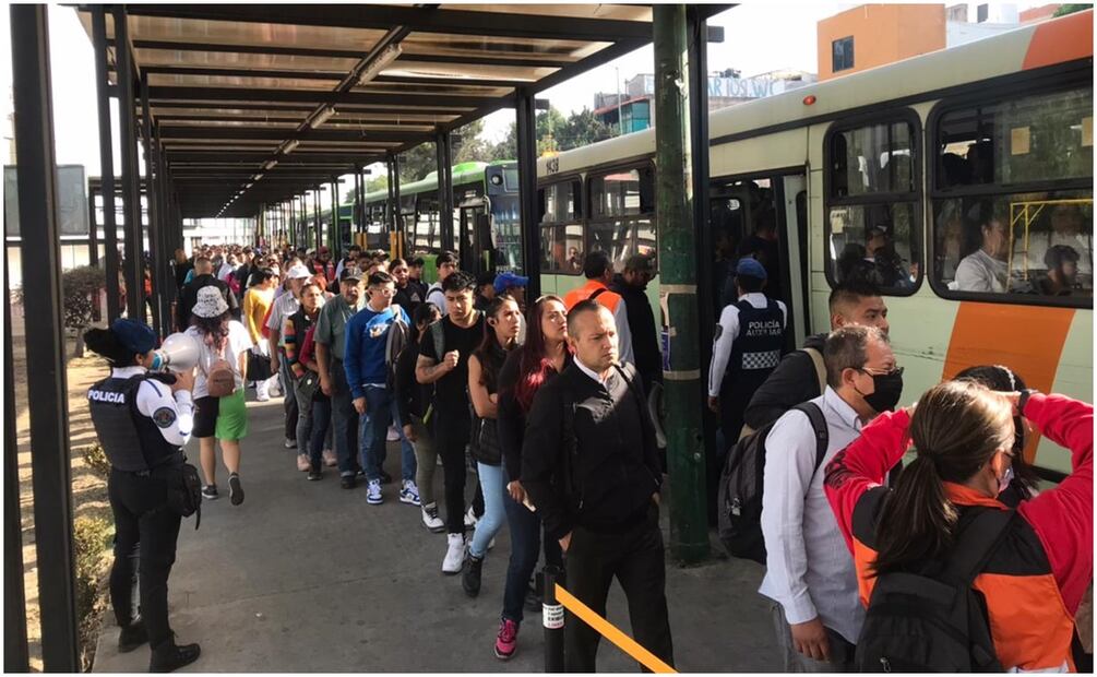 Unidades de la Red de Transporte de Pasajeros ofrecen servicio gratuito en el tramo afectado. Foto: Juan Carlos Williams / EL UNIVERSAL