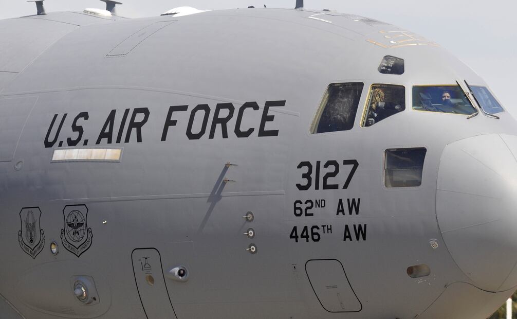 Avión militar estadounidense que transporta un grupo de migrantes hondureños deportados, llegó el viernes a la base aérea Armando Escalon ubicada en San Pedro Sula (Honduras). Foto: EFE