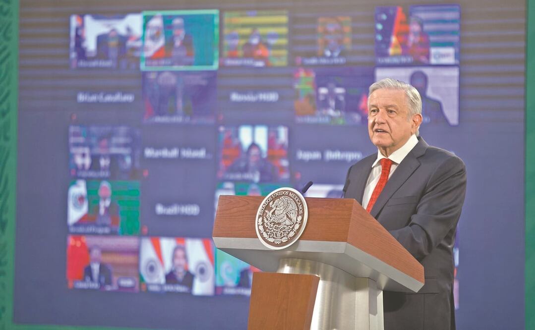 EL presidente Andrés Manuel López Obrador puso en pantalla la inauguración  de la cumbre climática durante la mañaera. Escuchó a Biden y Harris, luego siguió su conferencia y al final sólo dedicó tres minuto a su participación. Foto: German Espinosa