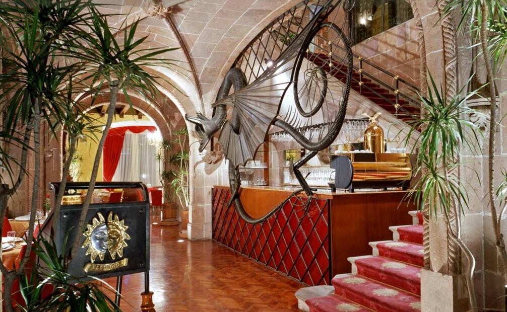 Así lucía el interior de Reforma 483 entre 1998 y 2004, cuando tuvo su época de restaurante de lujo. Detalles como las alfombras y las figuras de metal eran parte de lo que le daba un toque "medieval" al ambiente. Colección Rafael Fierro Gossman.