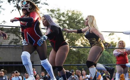 Female wrestlers fight violence against women