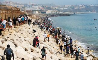 Caos en Ceuta por migrantes; España moviliza al ejército 