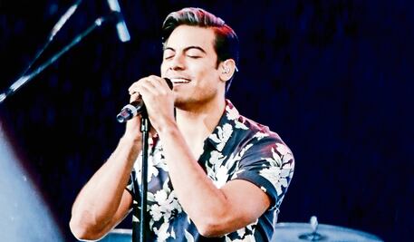 Carlos Rivera complace a sus fans en el Coloso de Reforma