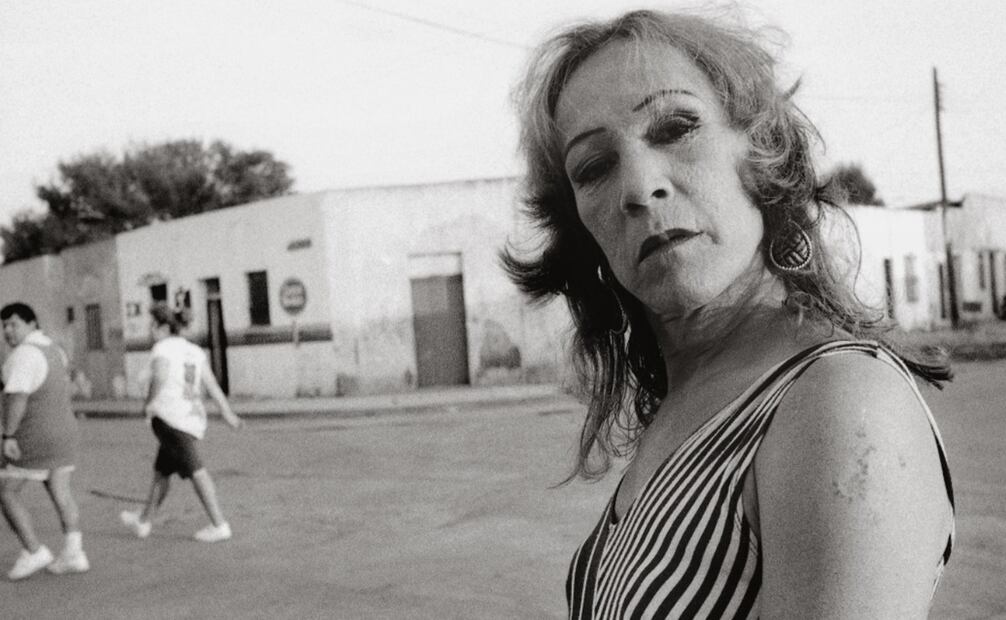 Sin título. Barrio la Coyotera (1993), de Aristeo Jiménez. Abajo, Niño y su nana (2013), de Yvonne Venegas.