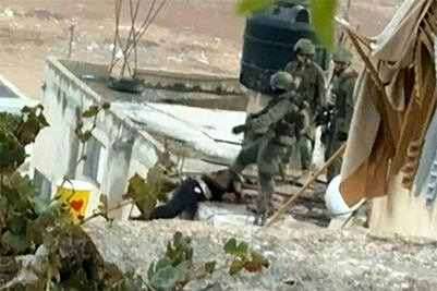 Imágenes de soldado israelí empujando un cuerpo desde un tejado en Cisjordania son "inquietantes", según EU