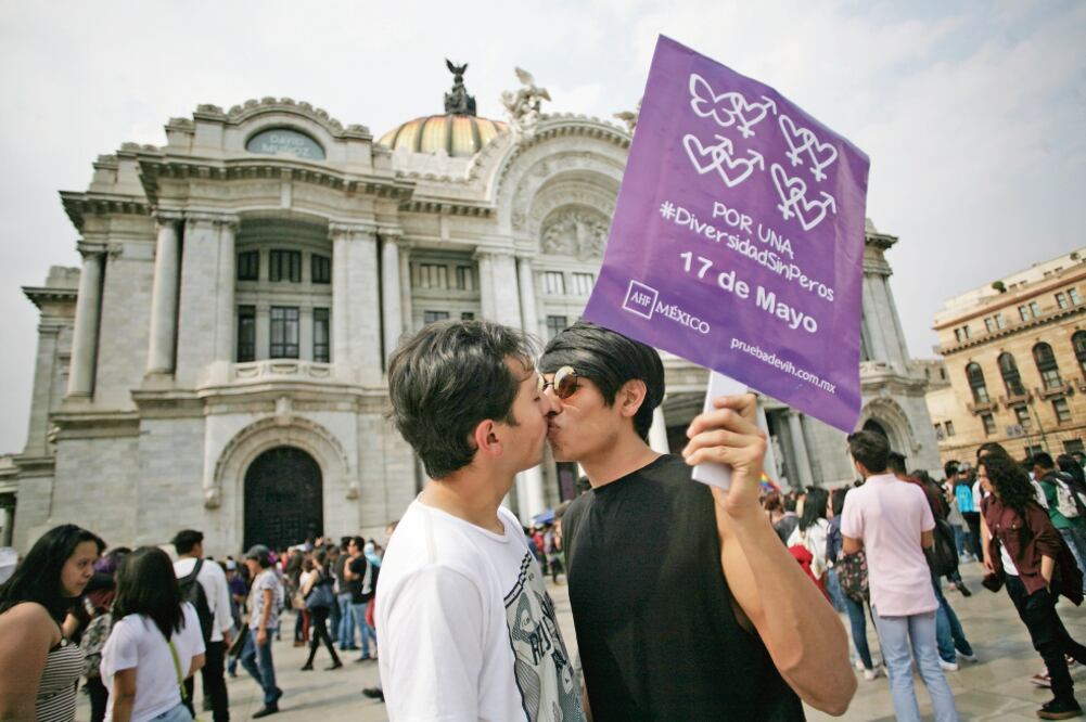 Afuera del Palacio de Bellas Artes, jóvenes de la comunidad gay se sumaron al llamado contra la homofobia en el país (IVÁN STEPHENS. EL UNIVERSAL)
