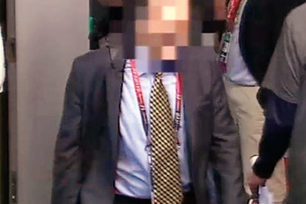 El directivo fue captado al entrar a vestidores en el SB. (YOUTUBE)