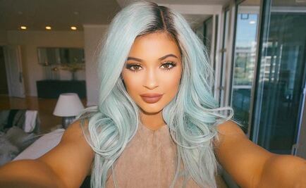 Kylie Jenner tiñe su cabello de azul y luce escotazo