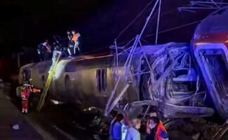 Descarrilan dos trenes de alta velocidad en el sur de España; el accidente deja al menos 10 muertos