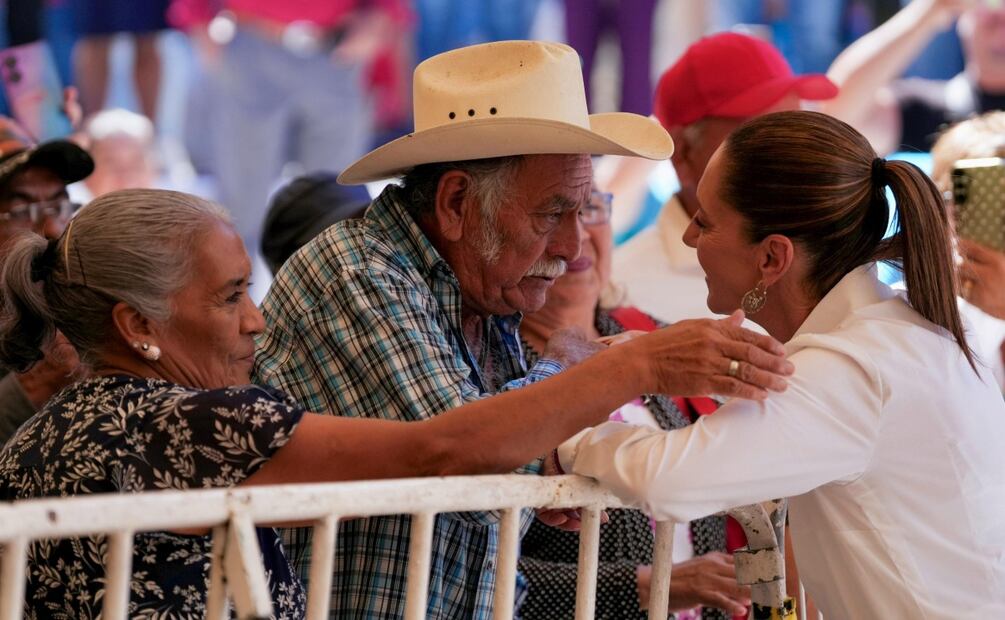 Presidenta Claudia Sheinbaum encabeza entrega de escrituras en Tepic, Nayarit junto al gobernador Miguel Ángel Navarro (08/11/2025). Foto: Presidencia