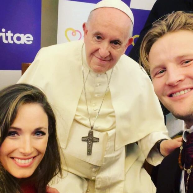 Alexander Acha, J Balvin y Carlos Rivera, los famosos que han estado con el Papa Francisco