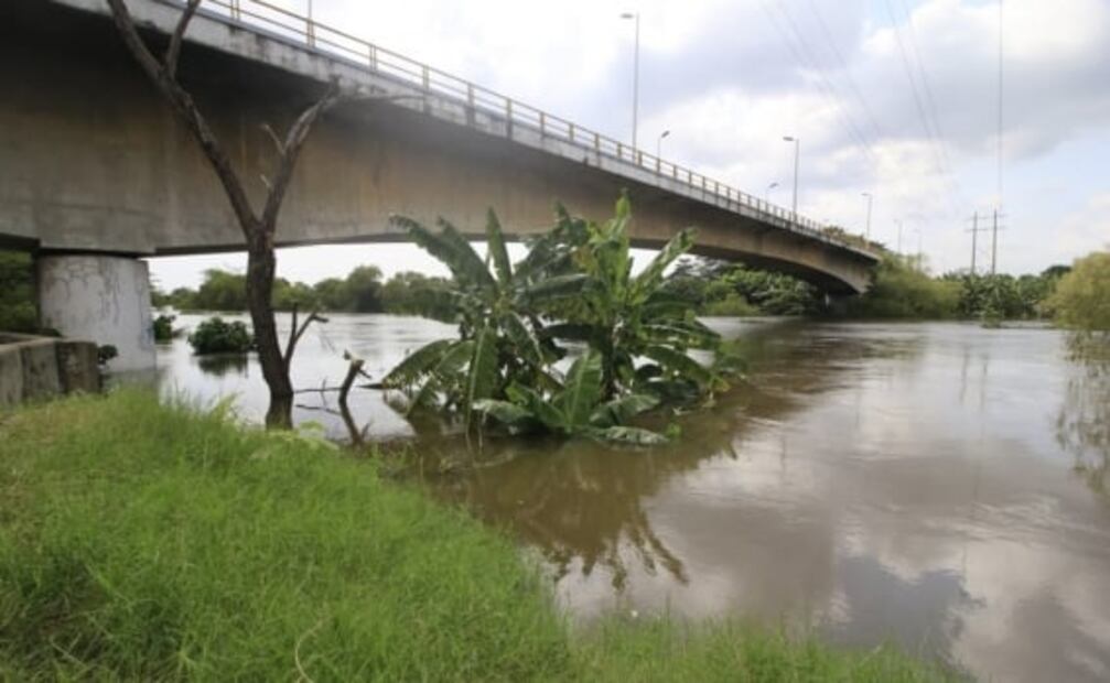 Con costales, buscan contener inundaciones en Villahermosa, Tabasco