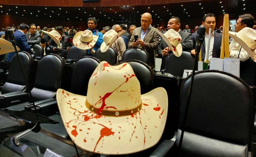 Con veladoras y sombreros "ensangrentados" recuerdan al alcalde asesinado, Carlos Manzo. Foto: Enrique Gómez / EL UNIVERSAL.