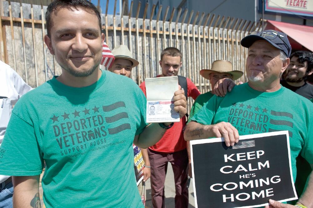 Daniel Torres, mexicano, en una imagen de abril, muestra la visa que le permite regresar a EU para solicitar la ciudadanía. Él combatió en la guerra de Irak (ARCHIVO. EFE)