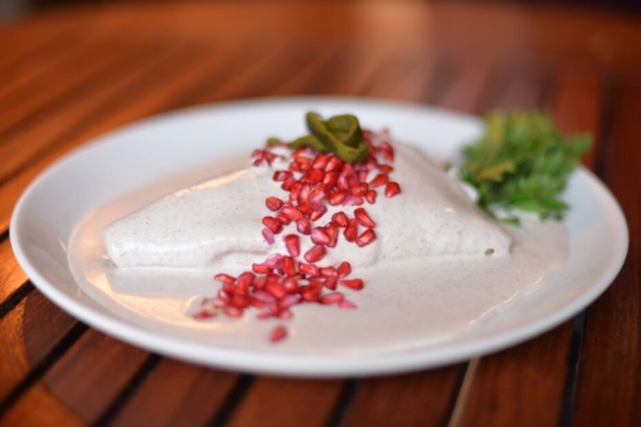 Aprende a hacer crepas con relleno de chiles en nogada