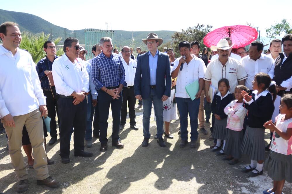 Visita del Secretario de Educación Publica, Esteban Moctezuma, al municipio de Tlacotepec de Benito Juárez (OMAR CONTRERAS. EL UNIVERSAL)