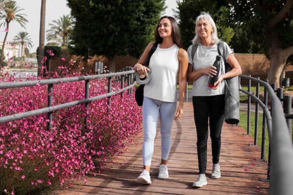 Caminar es una práctica sencilla con efectos profundos en nuestra salud y felicidad. Fuente: Freepik.