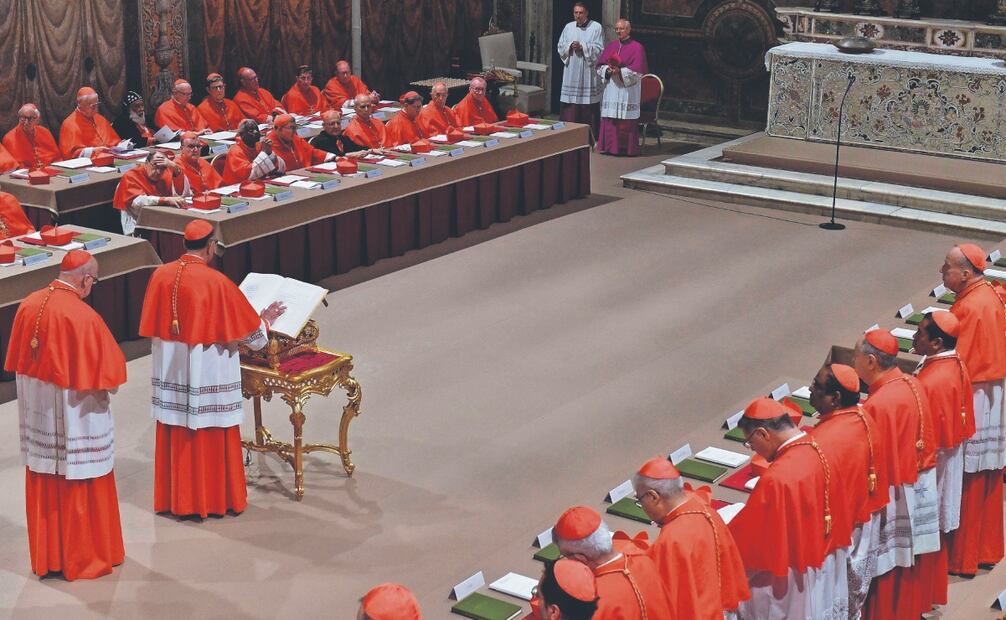 Los cardenales previo al inicio del cónclave, en la Capilla Sixtina del Vaticano. Foto: de AFP