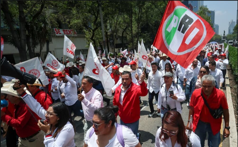 Marcha Alito Moreno y simpatizantes de la Confederación Nacional Campesina sobre paseo de la Reforma rumbo al Senado. Foto: Diego Simón / EL UNIVERSAL.