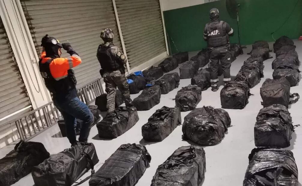 En allanamiento y registro, la Fiscalía de Drogas de Colón y Guna Yala junto a la
Policía de Panamá decomisaron 1,488 paquetes de presunta sustancias ilícitas, dentro de 35 maletas, ocultos en un contenedor de un buque, que estaba en tránsito por la Costa Atlántica. Foto: X @PGN_PANAMA
