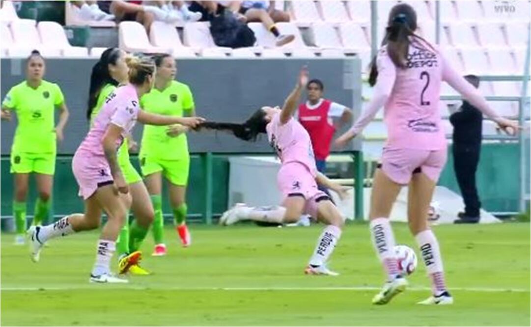 Blanca Solis jaló del cabello a la jugadora del León. FOTO: ESPECIAL