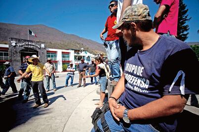 Reportan llegada de federales a Aquila