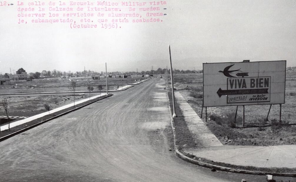 Vista de las obras para el Fraccionamiento Reforma-Iztaccíhuatl de la Colonia Marte, en octubre de 1956. Los trabajos para drenaje, alumbrado y embanquetado ya estaban en sus últimos detalles. Foto: Colección Carlos Villasana.