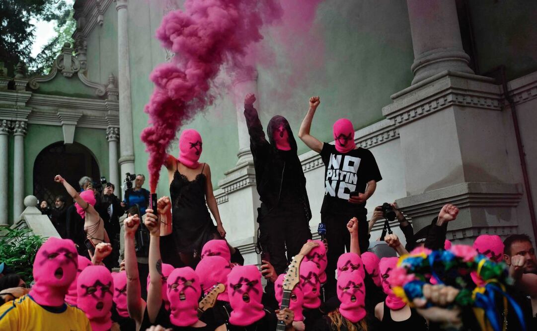 Las protestas contra la presencia de Rusia en la Bienal no han parado desde antes de que iniciara la muestra. En la imagen, la manifestación de Pussy Riot la semana pasada. Foto: Marco BERTORELLO / AFP