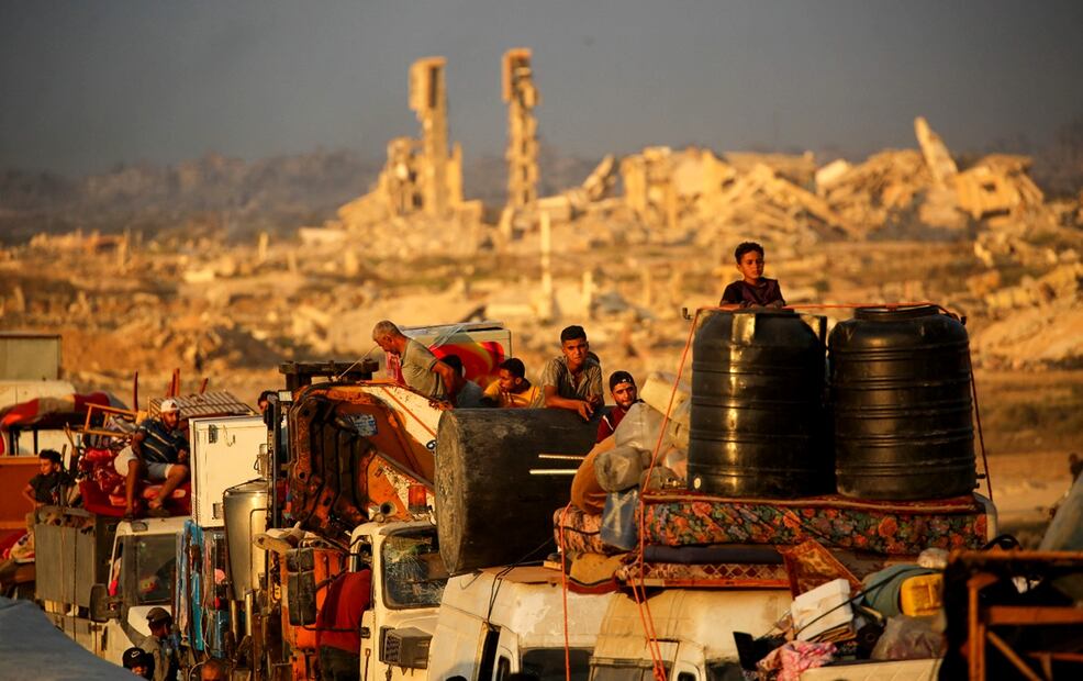 Palestinos se desplazan hacia el sur por una carretera en Nuseirat, en el centro de la Franja de Gaza, el 24 de septiembre de 2025. Foto: AFP