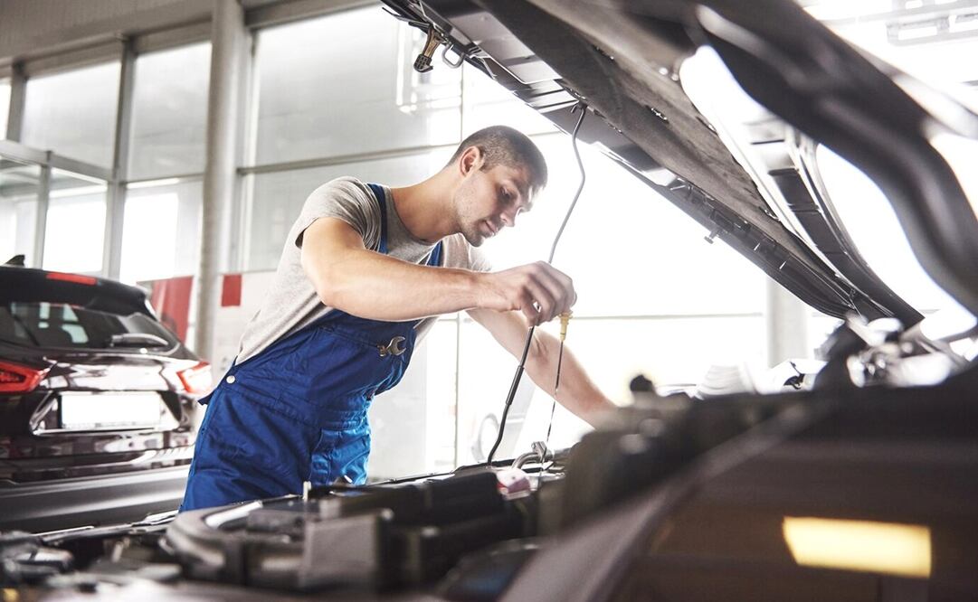 Reparar auto en agencia. Foto: Freepik
