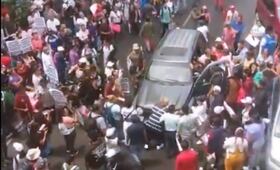 Automovilista intenta abrirse paso entre manifestantes de la CNTE; no se reportan personas lesionadas ni arrolladas