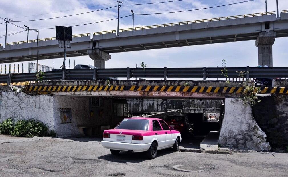 Los bajopuentes de la autopista México-Puebla, en el tramo de Iztapalapa a Los Reyes La Paz en ambos sentidos, lucen sumamente deteriorados y con poca iluminación en algún caso. Foto: Hugo Salvador / EL UNIVERSAL