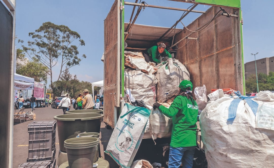Por primera vez el Mercado de Trueque y el Reciclatrón estuvieron juntos en el Centro Cultural Universitario. Foto: de YARETZY M. OSNAYA. EL UNIVERSAL