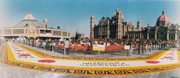 Diseñan tapete de aserrín de colores y flores para el Papa