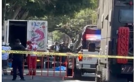 Mueren dos personas en accidente de motocicleta en Azcapotzalco; conductor de camioneta huye