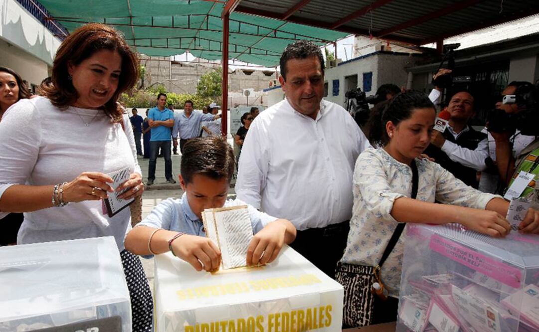El candidato del PAN Carlos Mendoza al acudir a emitir su voto. Foto: Juan Carlos Reyes García / El Universal