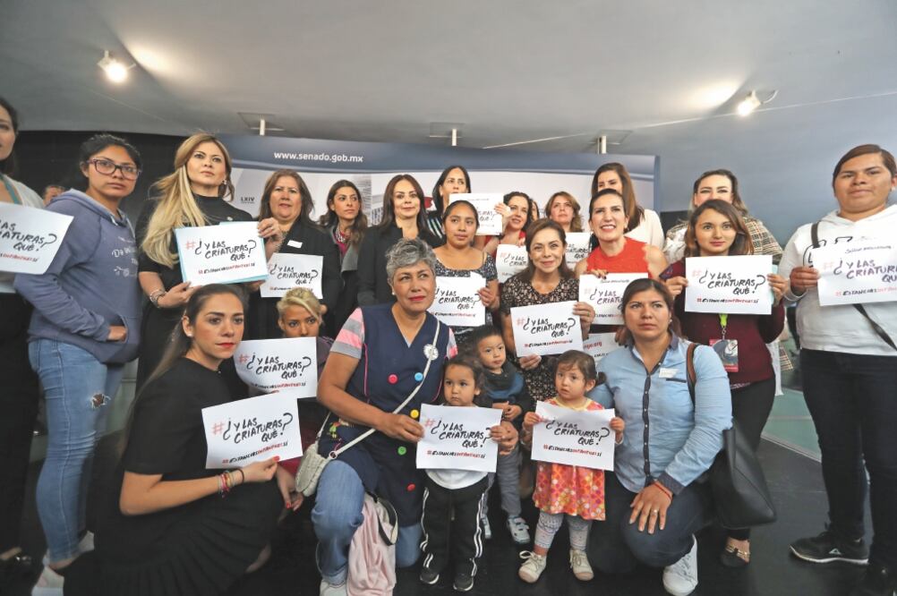 Madres trabajadoras y senadores del PAN, PRI, PRD y MC exigieron respetar los derechos de los niños, pues se les ha afectado con el recorte a estancias. Foto: GERMÁN ESPINOSA. EL UNIVERSAL
