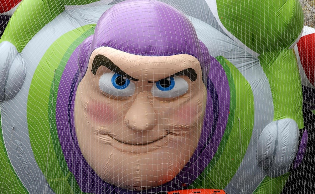 El globo de Buzz Lightyear de Toy Story descansa bajo una red protectora durante el inflado de los globos del Desfile del Día de Acción de Gracias de Macy's en el Upper West Side de Manhattan, afuera del Museo Americano de Historia Natural, en vísperas del desfile en la ciudad de Nueva York, el 26 de noviembre de 2025. Foto: AFP