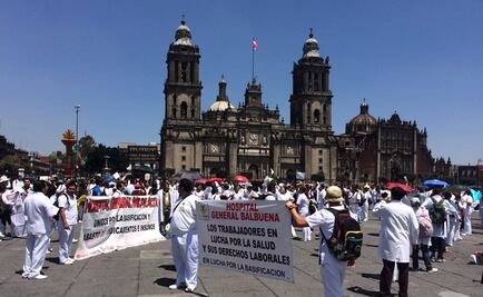 Enfermeros protestan en el Zócalo