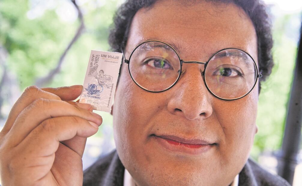 En la colección de Alfonso González está el boleto conmemorativo del centenario de EL UNIVERSAL, Foto: Germán Espinosa